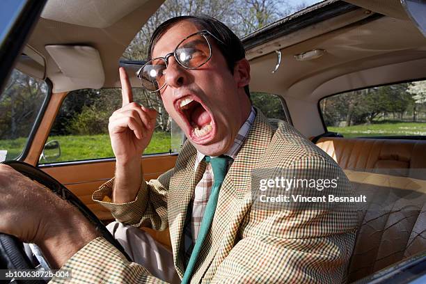 driver yelling and gesturing - rage photos et images de collection