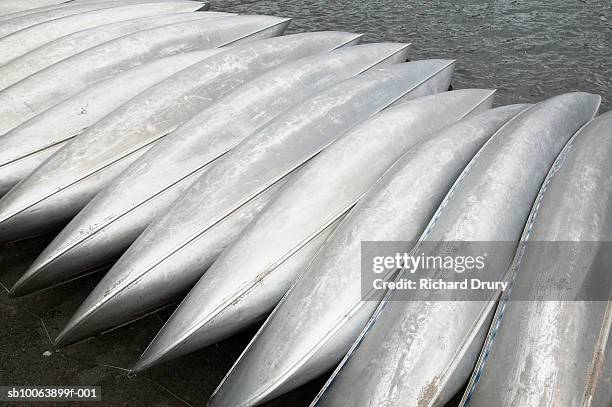 row of overturned canoes - silver boot stockfoto's en -beelden