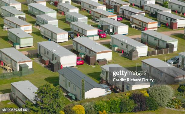 rows of mobile homes in trailer park - mobile home photos et images de collection