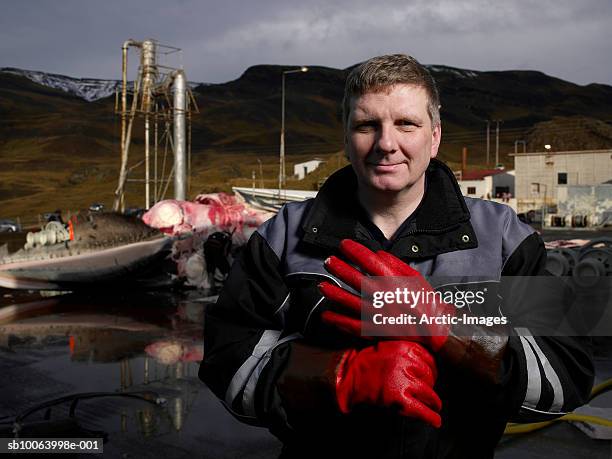fisherman wearing gloves, smiling, portrait - pesca de baleia - fotografias e filmes do acervo
