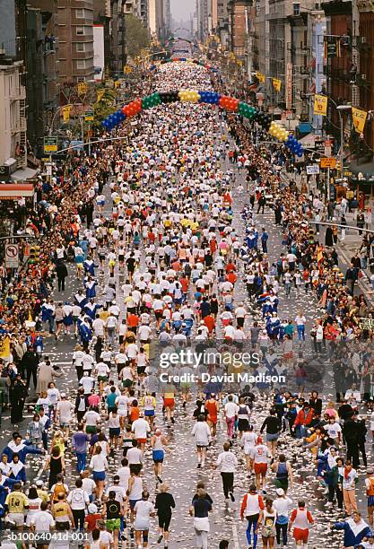 masses of runners on first avenue in new york city marathon - marathon new york stockfoto's en -beelden