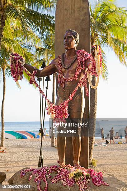 usa, hawaii, honolulu, statue of duke paoa kahinu mokoe hulikohola kahanamoku on waikiki beach - duke kahanamoku - fotografias e filmes do acervo