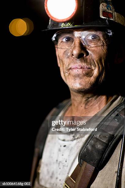 coal miner smiling, close-up - mineiro de carvão - fotografias e filmes do acervo