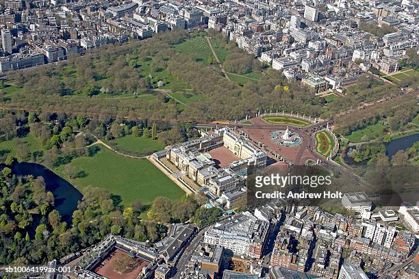 buckingham palace and queen victoria monument, aerial view - buckingham palace stock-fotos und bilder