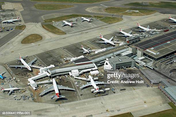 planes waiting at heathrow airport, aerial view - aeroporto di heathrow foto e immagini stock