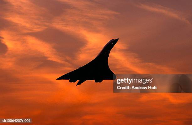 silhouette of concorde supersonic airplane against sunset sky - concorde in flight stockfoto's en -beelden