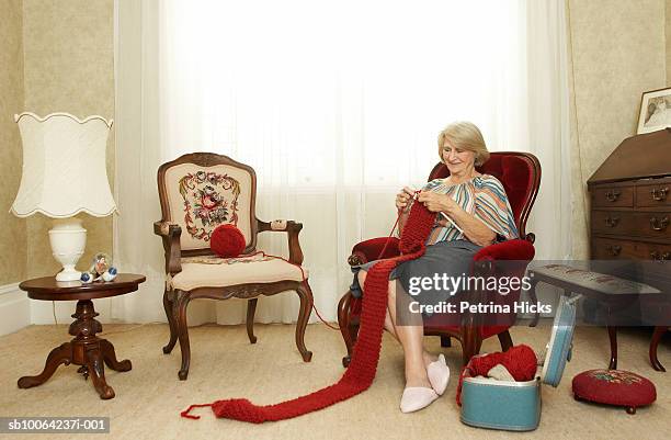 senior woman knitting long shawl - 用針織 個照片及圖片檔