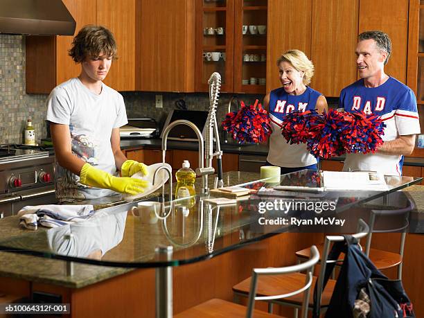 parents with pom pom, boy (14-15) washing plates - teen cheerleader 個照片及圖片檔