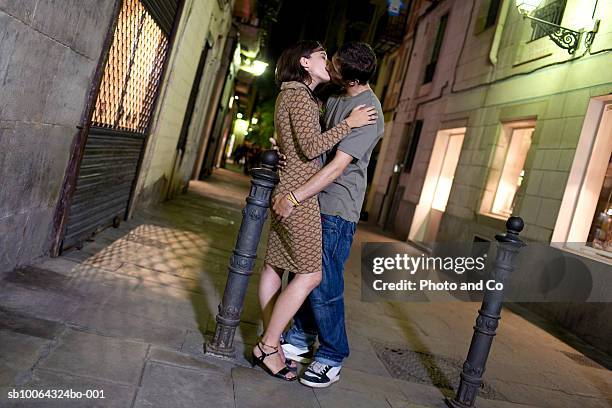 young couple kissing in alley - casal beijando na rua imagens e fotografias de stock