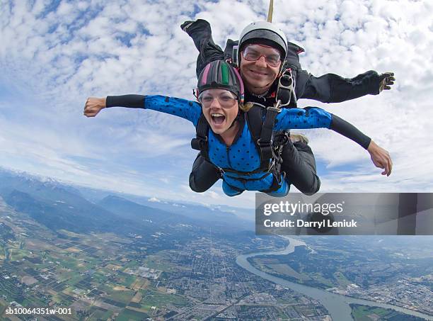 tandem skydivers in freefall - sky diving stock pictures, royalty-free photos & images