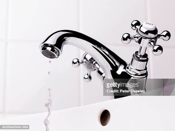 hot water running from tap, close-up - running water stock-fotos und bilder
