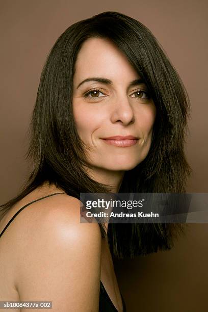 mature woman smiling, portrait, close-up - schwarzes haar stock-fotos und bilder