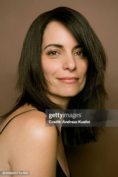 mature woman smiling, portrait, close-up - zwart haar stockfoto's en -beelden