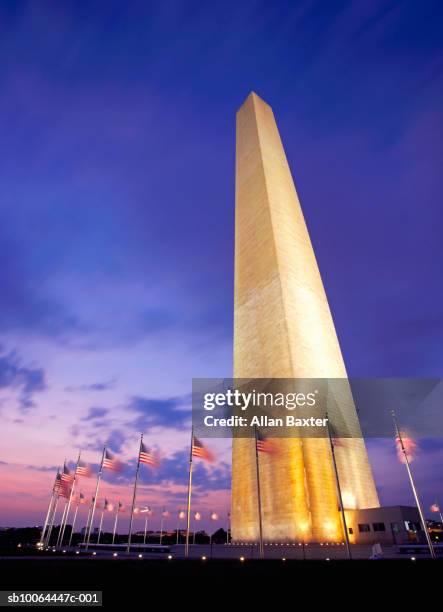 usa, washington dc, washington monument at dusk, low angle view - washington monument dc stockfoto's en -beelden