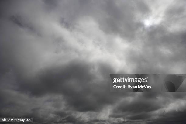 storm clouds - bedeckter himmel stock-fotos und bilder