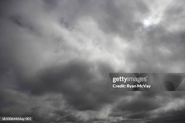 storm clouds - cielo con nubes fotografías e imágenes de stock