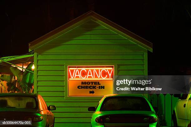 motel with neon 'vacancy' sign, night - モーテル ストックフォトと画像