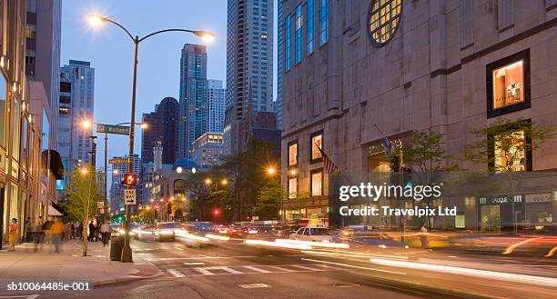 usa, illinois, chicago, illuminated michigan avenue at dusk - michigan avenue chicago stockfoto's en -beelden