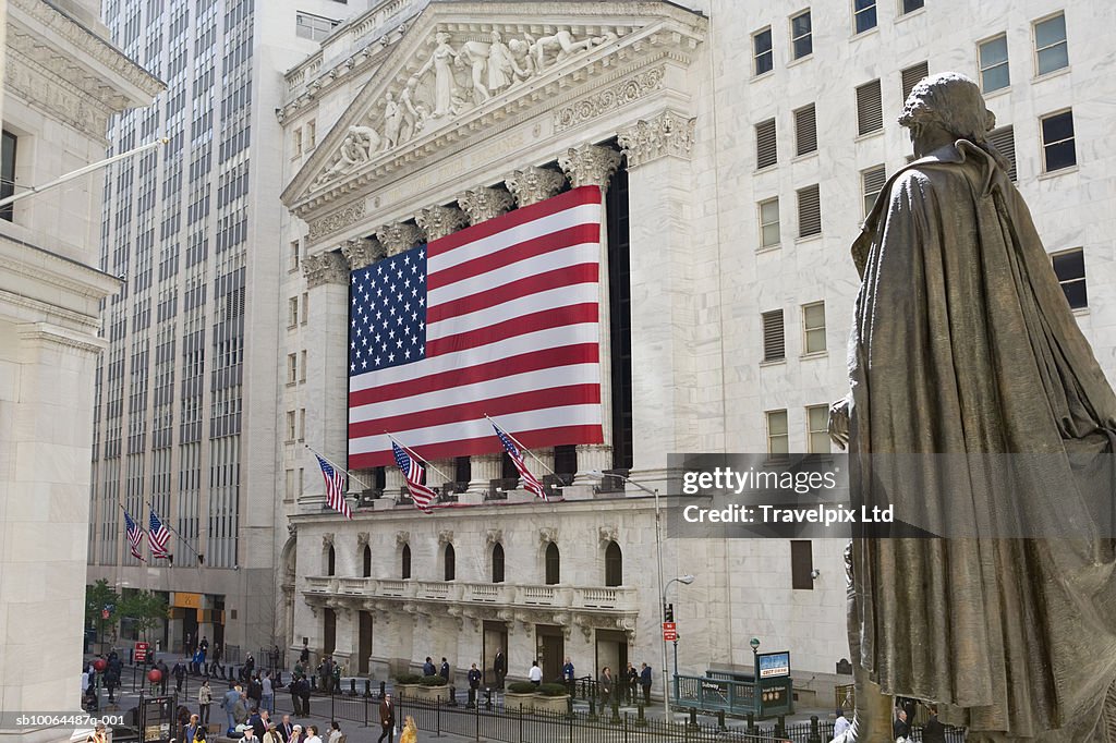 USA, New York, Stock exchange building with statue of George Washington