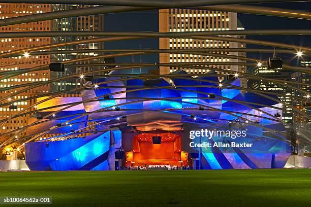 usa, illinois, chicago, illuminated jay pritzker pavilion at night - jay pritzker pavillion stock-fotos und bilder