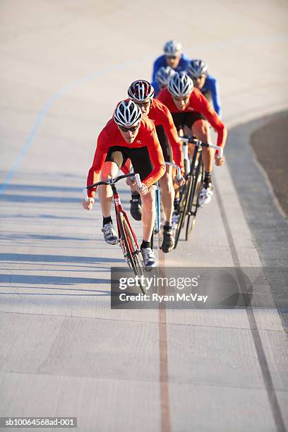 cyclists in action on velodrome track - cyclisme sur piste photos et images de collection