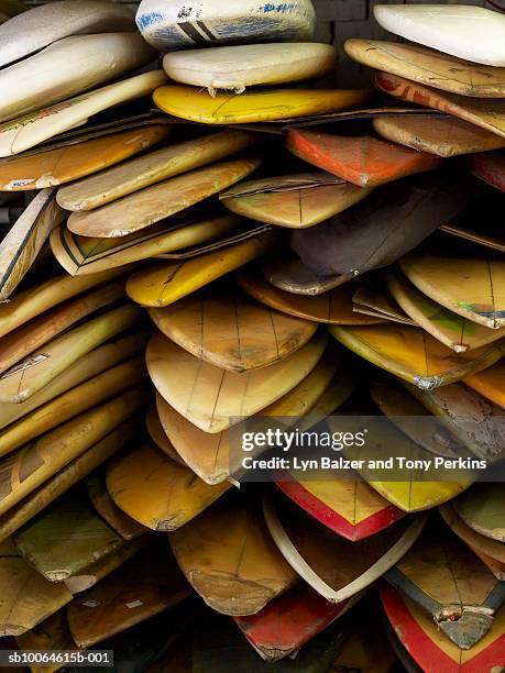 stack of surfboard - planche de surf photos et images de collection