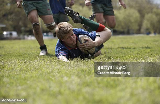 rugby player scoring falling on groud with ball, surface view - try rugby - fotografias e filmes do acervo