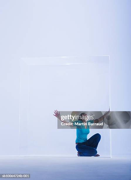 woman trapped in glass cabinet, looking up - gevangenis stockfoto's en -beelden
