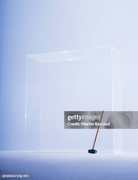 hammer in glass cabinet - glass box stockfoto's en -beelden