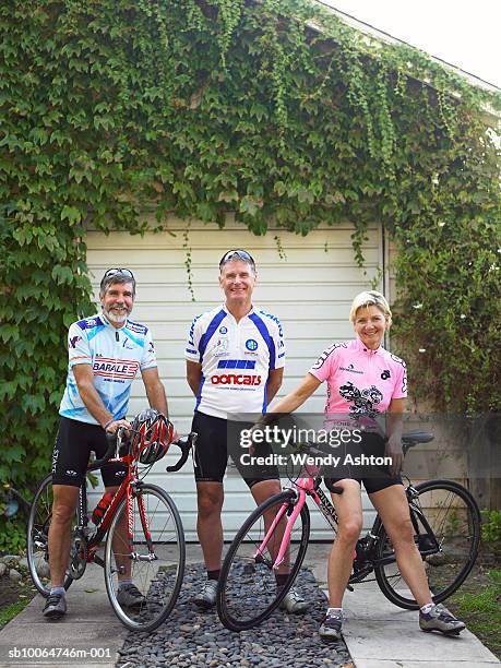 male and female cyclists with bicycles in driveway, smiling, portrait - 單車衫 個照片及圖片檔