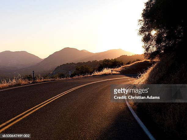 winding road - fresno californië stockfoto's en -beelden