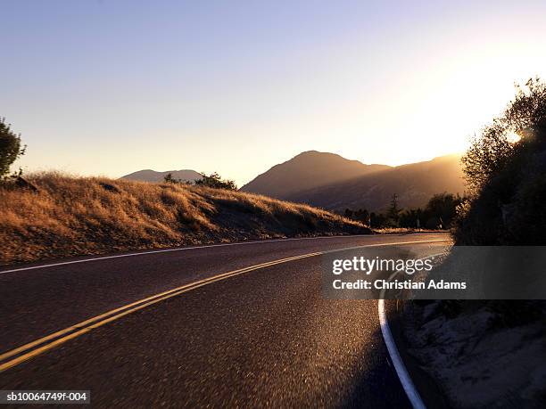 winding road - fresno californië stockfoto's en -beelden