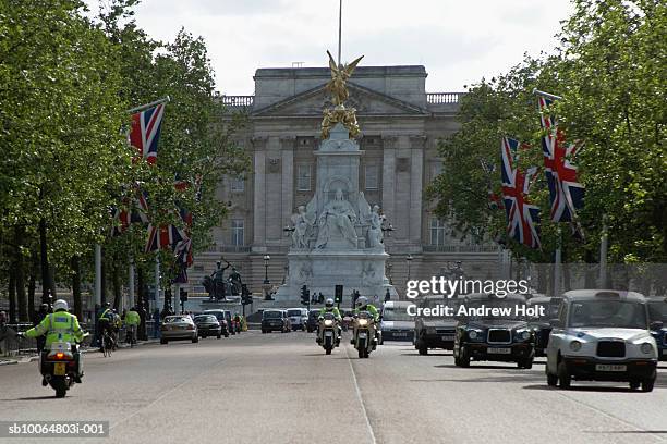 car and police officer at buckingham palace and queen victoria monument - buckingham palace stock pictures, royalty-free photos & images