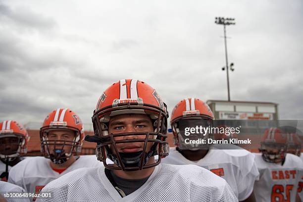 american football players including teenagers (15-17), group portrait (focus on foreground) - profundo jugador de fútbol americano fotografías e imágenes de stock