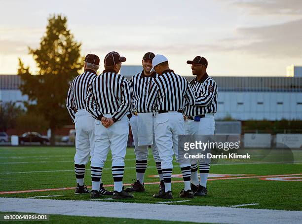 american football referees talking in field - juiz de futebol americano - fotografias e filmes do acervo