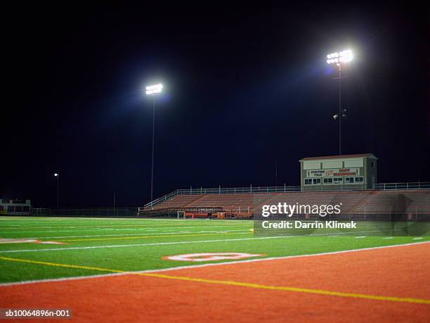 empty american football field, night - lumière de stade ou de chantier photos et images de collection