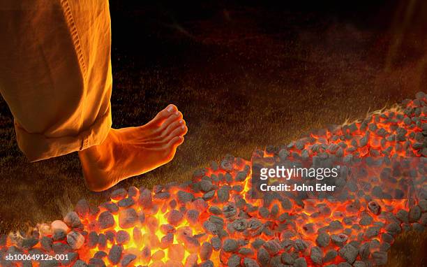 man walking barefoot on hot coals, high angle view, close-up of foot - 煤 個照片及圖片檔