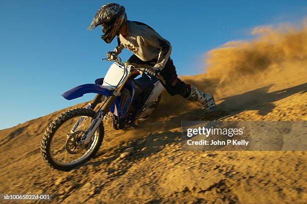 man motocross riding in desert terrain - motocross stockfoto's en -beelden