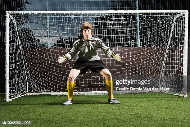 soccer player defending football goal - 龍門 體育設備 個照片及圖片檔