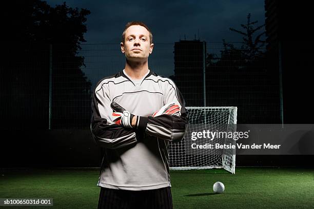 goalkeeper on football pitch, portrait - goleiro jogador de futebol - fotografias e filmes do acervo