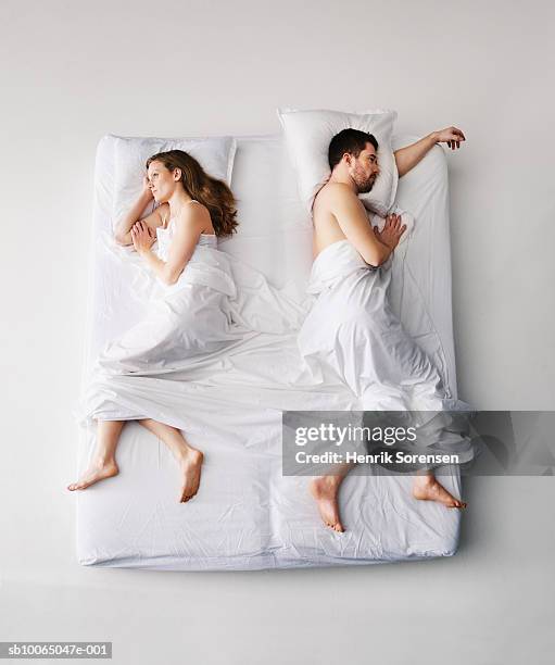 mid adult couple sleeping in bed, elevated view - smart communicate elevation view stockfoto's en -beelden