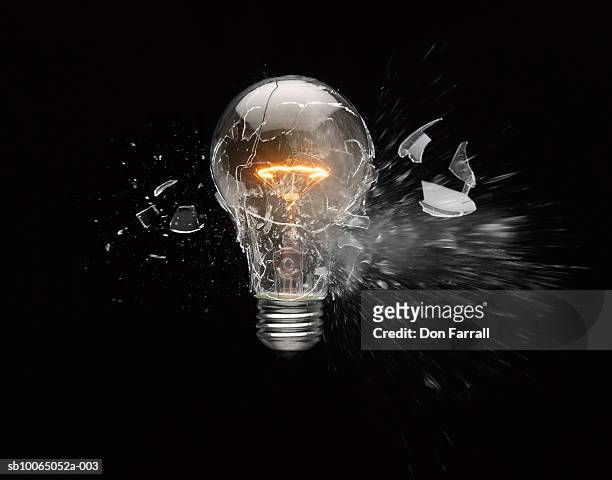 light bulb exploding - bombillas fotografías e imágenes de stock