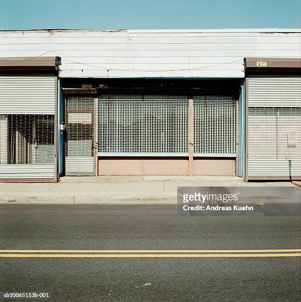 abandoned store fronts boarded up - dichtgetimmerd stockfoto's en -beelden