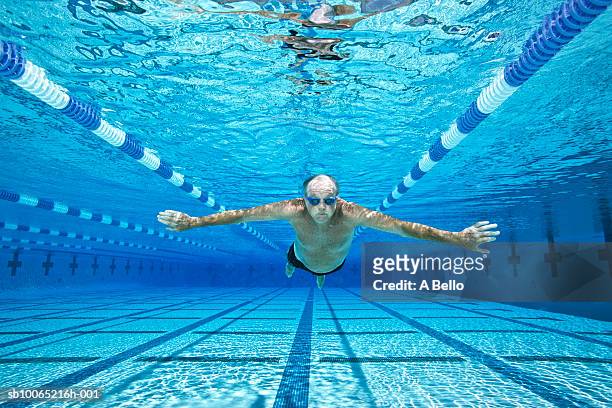 senior man swimming in pool, underwater view - aquatic sport stockfoto's en -beelden