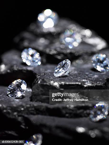 small diamonds on layered coal (differential focus) - diamante pedra preciosa - fotografias e filmes do acervo