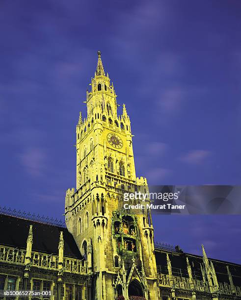 tower of new town hall (rathaus) and glockenspiel, low angle view - glockenspiel - fotografias e filmes do acervo
