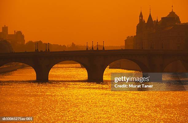 silhouette of pont neuf bridge and  la conciergerie on seine river - pont neuf stock pictures, royalty-free photos & images