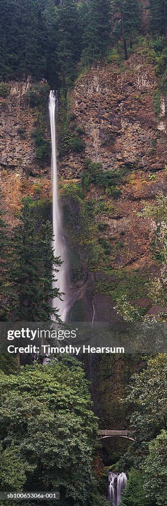 USA, Oregon, Multnomah Falls and footbridge