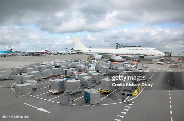 aeroplane with containers on tarmac - aircraft tarmac stock pictures, royalty-free photos & images