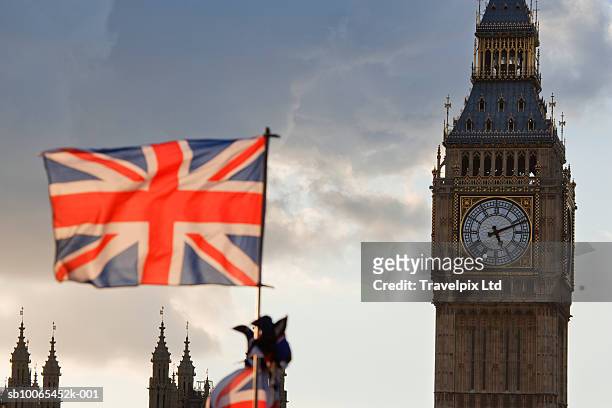 uk, london, big ben and british flag - vereinigtes königreich stock-fotos und bilder